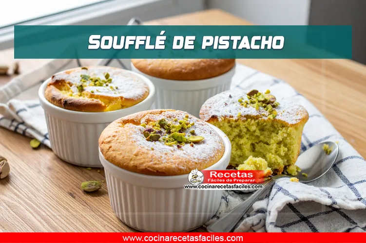 Soufflés de pistacho esponjosos en moldes individuales, decorados con pistachos triturados y azúcar glas, recién horneados.