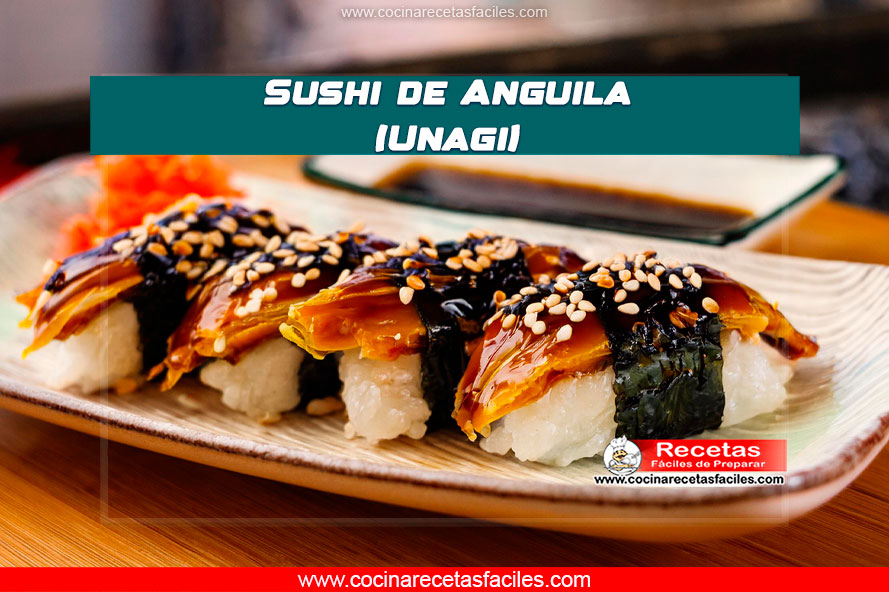 Sushi de anguila (Unagi) sobre arroz de sushi, envuelto en nori, acompañado de wasabi y jengibre encurtido.