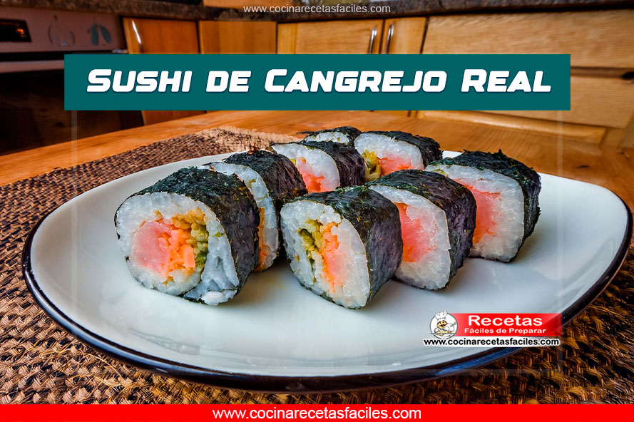Sushi de cangrejo con arroz de sushi, nori y decoración de wasabi y jengibre encurtido.