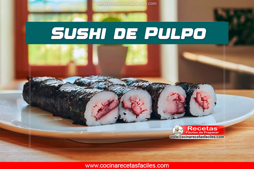 Rollo de sushi con pulpo, arroz y nori sobre un plato en una mesa de madera.