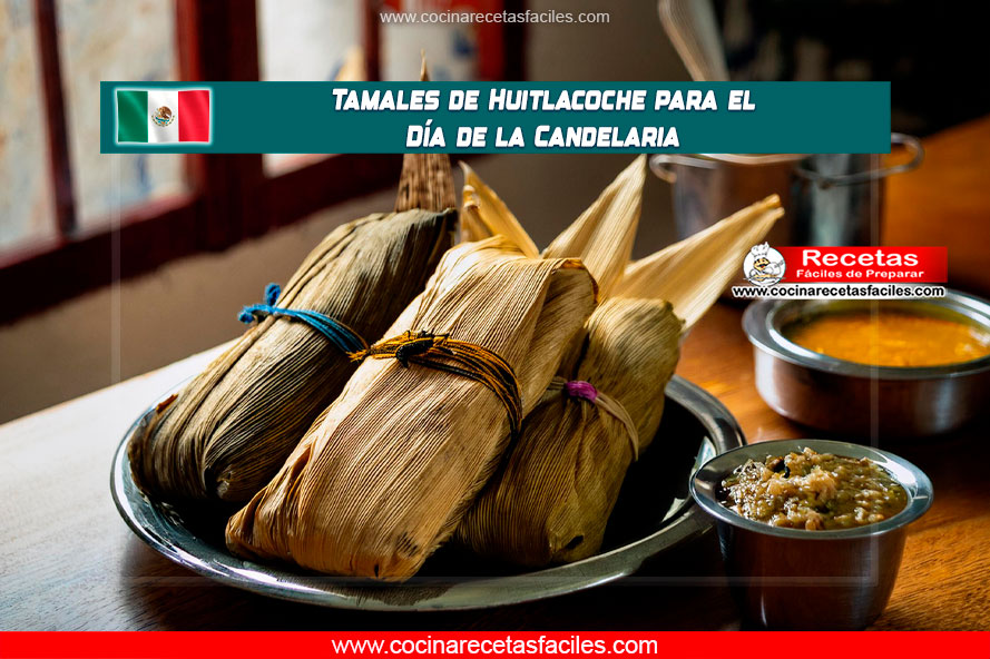 Tamales de huitlacoche cocinados envueltos en hojas de maíz con salsa verde, perfectos para el Día de la Candelaria