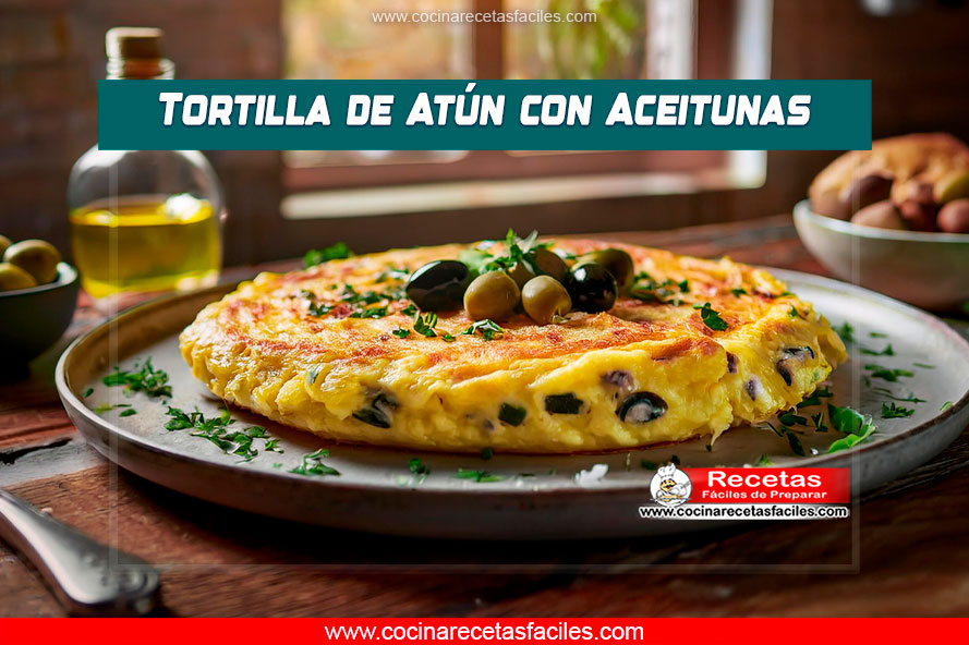 Tortilla de atún con aceitunas cocida, servida sobre una mesa de madera en una cocina