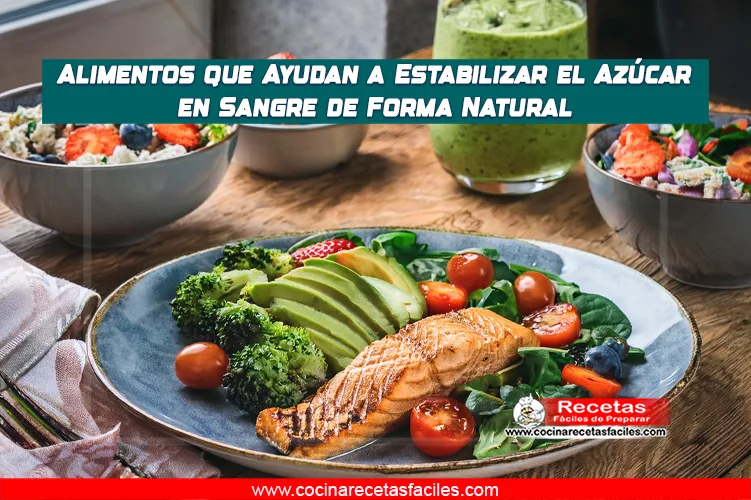Ensalada fresca con espinacas, aguacate, tomates y frutos secos sobre una mesa de madera.