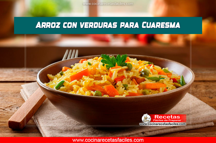 "Arroz con verduras servido en un tazón, con pimientos, zanahoria y chícharos."
