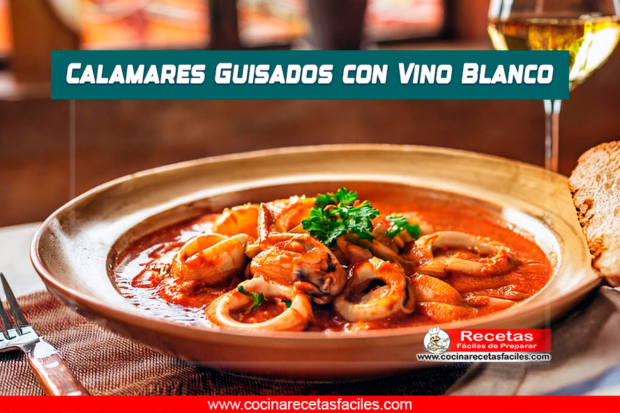 Calamares guisados con vino blanco en un plato hondo