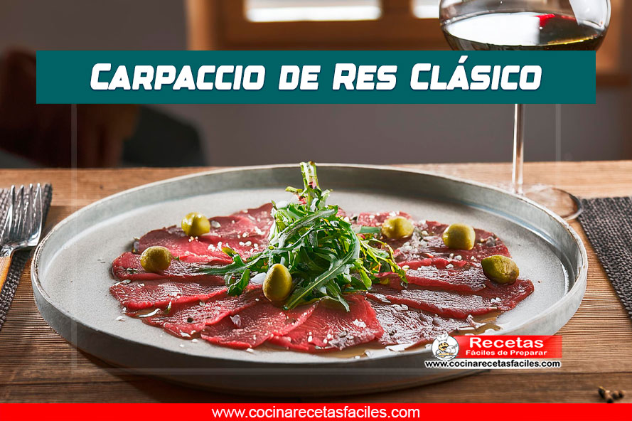 Carpaccio de res con queso parmesano, rúcula y alcaparras.