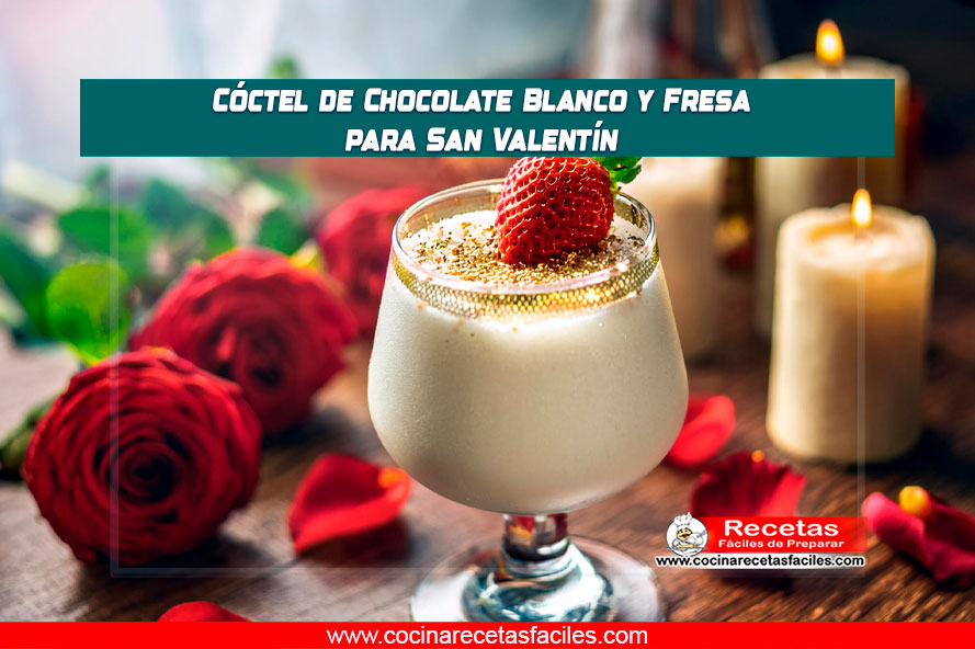 Cóctel de chocolate blanco y fresa servido en una copa decorada con azúcar y fresas, en un ambiente romántico con velas y pétalos de rosa