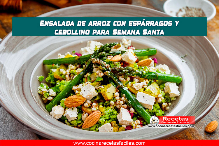 "Ensalada fresca de arroz basmati con espárragos, cebollino, almendras y queso feta, servida en una mesa de madera con mantel en una cocina luminosa."