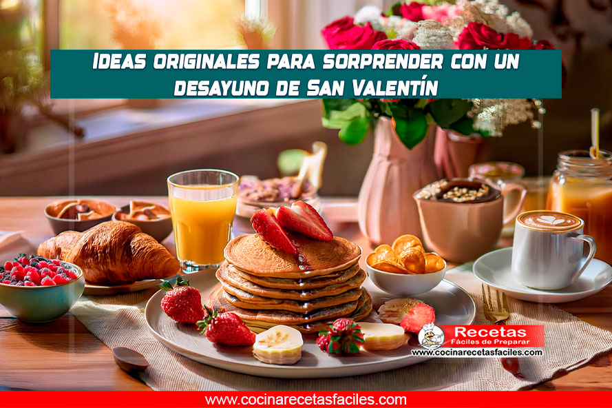 Desayuno romántico de San Valentín con panqueques en forma de corazón, croissants y smoothie de fresa