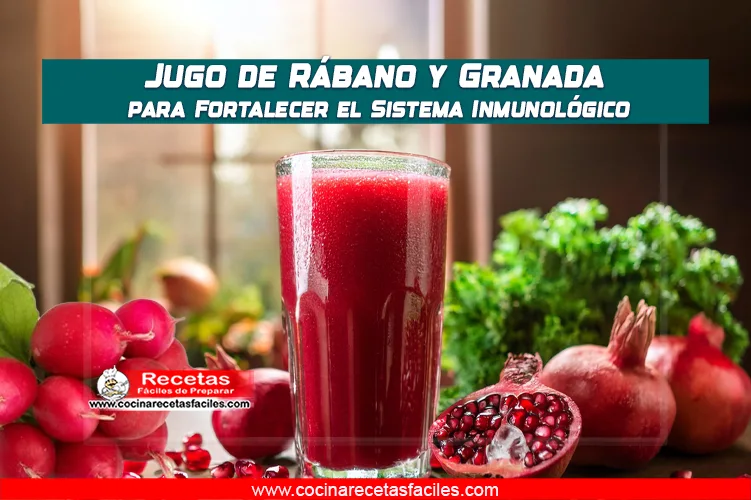 Vaso de jugo de rábano y granada con semillas frescas y rábanos en rodajas.
