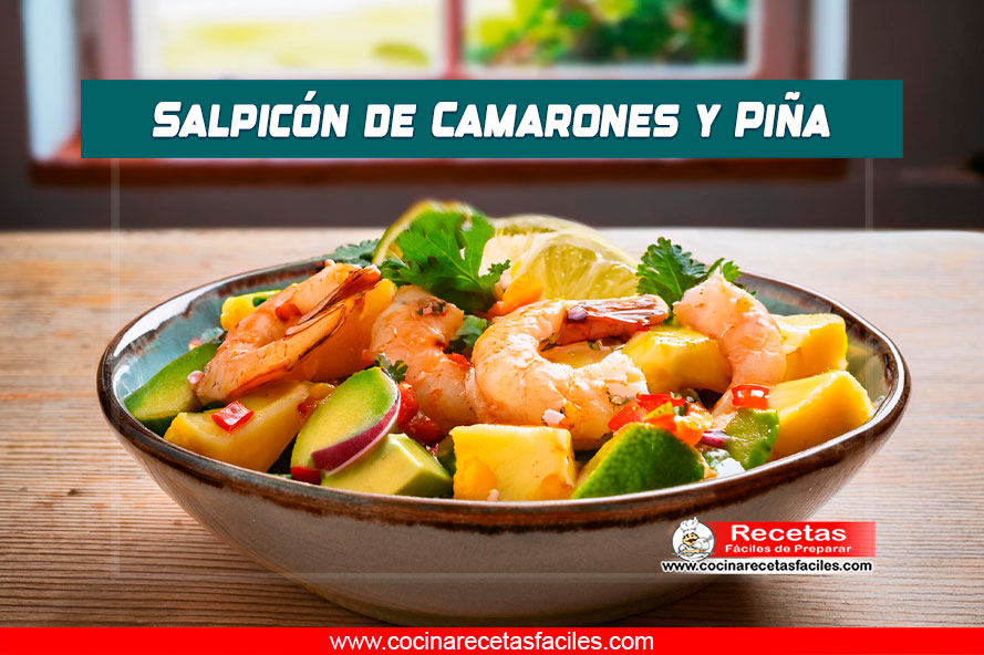 Salpicón de camarones y piña servido en un bol grande