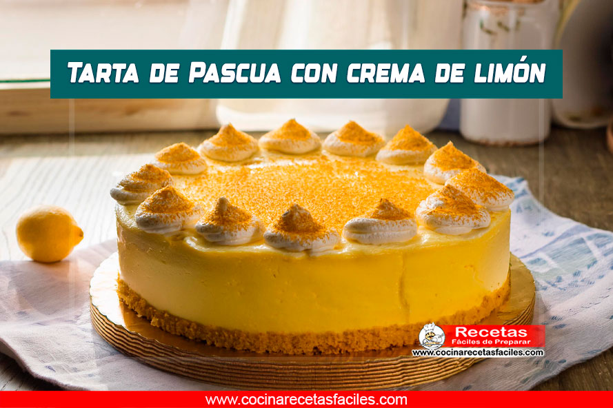 Tarta de Pascua con crema de limón decorada con nata montada y huevitos de chocolate en una mesa de cocina