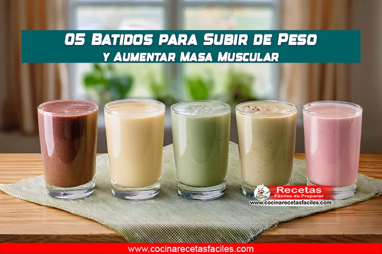 Cinco batidos saludables y coloridos servidos en una cocina con ventana, con ingredientes frescos como plátano, chocolate, aguacate, frutos rojos y mango.