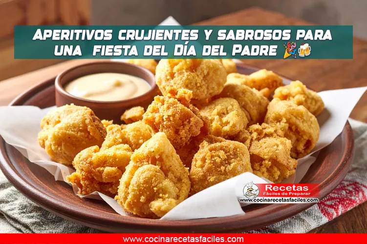 Chicharrones de pollo dorados y crujientes servidos en un plato con salsa para acompañar