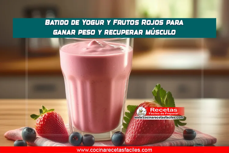 Batido de frutos rojos y yogur en un vaso, decorado con arándanos y fresas frescas.