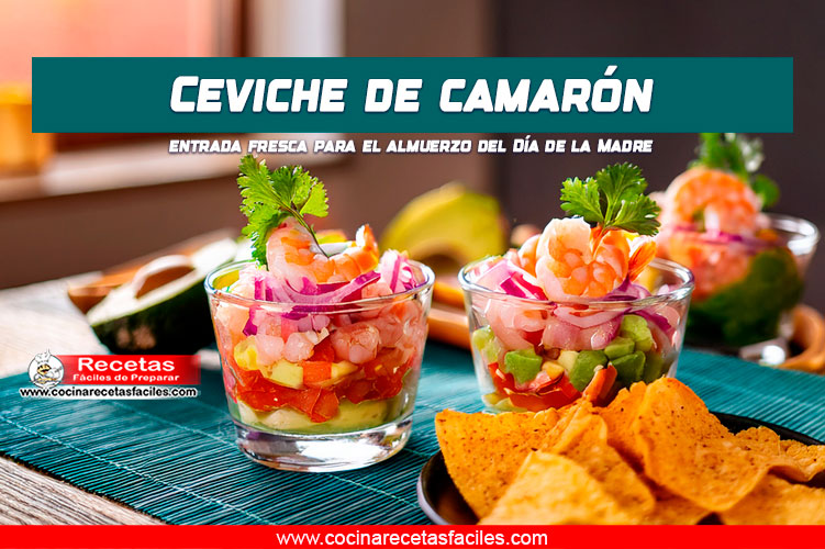 Ceviche de camarón con vegetales frescos y aguacate, servido en copa