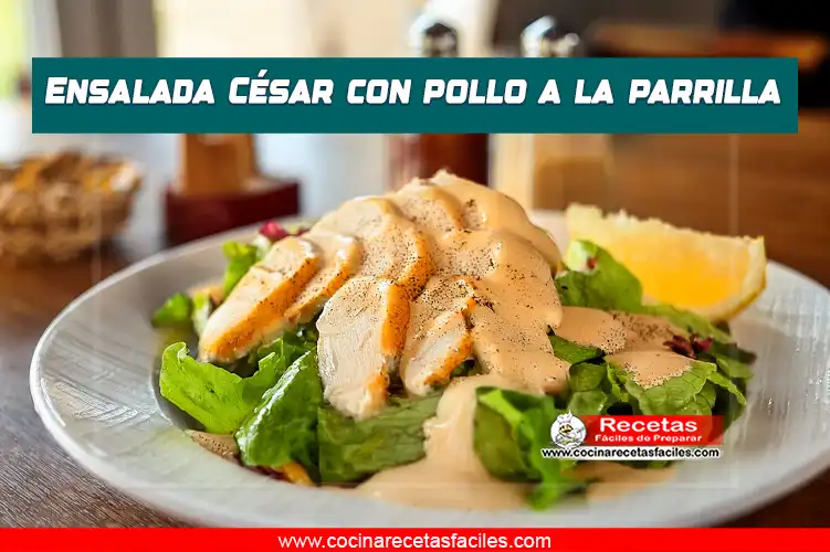 Ensalada César con pollo a la parrilla servida en un plato blanco sobre una mesa con mantel, en una cocina con ventana grande, perfecta para un almuerzo ligero y especial.
