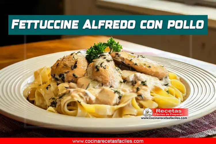 Plato de fettuccine Alfredo con pollo, cubierto de salsa cremosa, queso parmesano y perejil fresco, ideal para el Día de la Madre