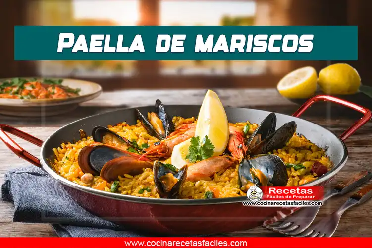 Paella de mariscos con camarones, mejillones y calamares, servida en una paellera con rodajas de limón y perejil fresco, ideal para el Día de la Madre