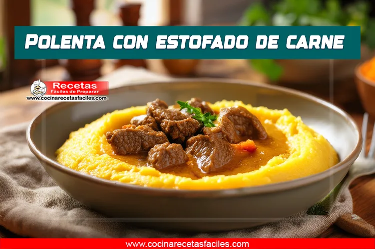 Polenta cremosa con estofado de carne servida en un plato hondo