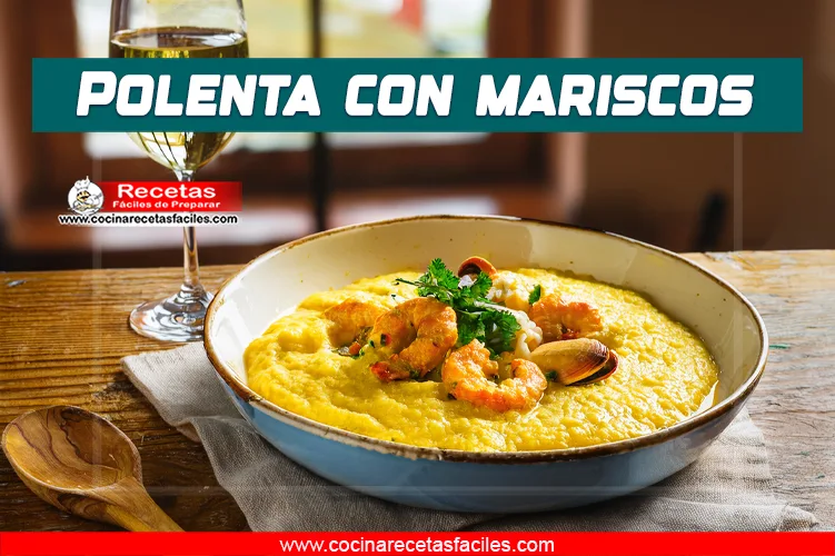 Plato hondo con polenta cremosa y mariscos, decorado con perejil y queso rallado, servido en una mesa de madera con mantel.