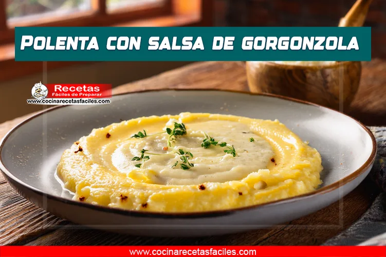 Polenta con salsa de gorgonzola servida en un plato hondo