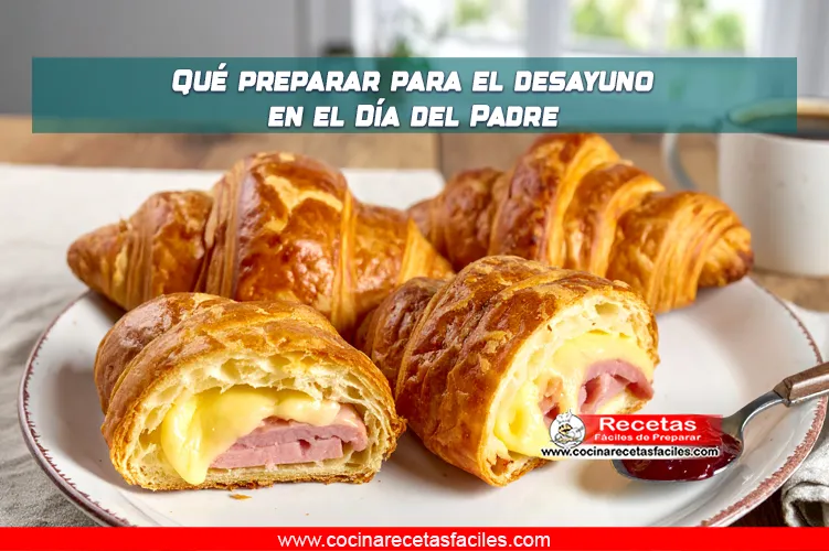 Croissants dorados rellenos de jamón y queso con miel, servidos en mesa de cocina con ventana grande.