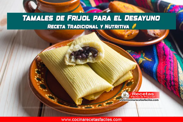 Tamales mexicanos de frijol servidos con café y plátanos fritos.