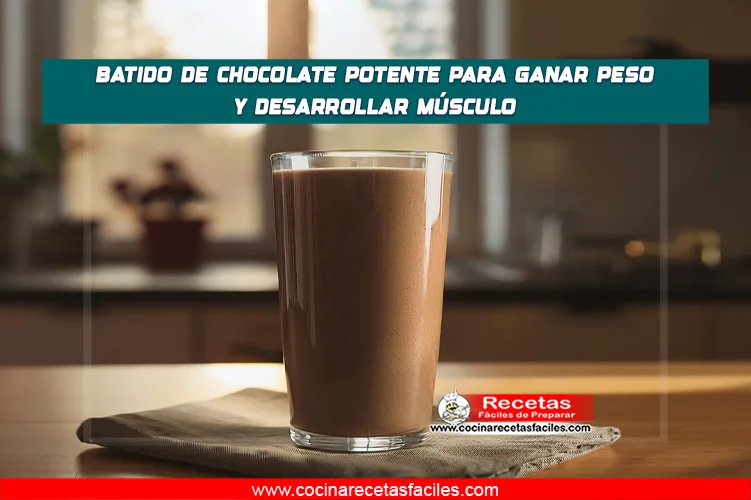 Batido de chocolate y mantequilla de maní en un vaso, con virutas de chocolate y mantequilla de maní en la parte superior.