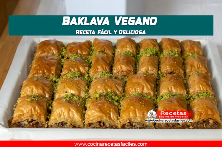Baklava Vegano con sirope de agave y frutos secos, servido en una mesa de madera