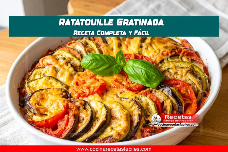 Ratatouille gratinada con queso dorado recién horneada en una fuente blanca