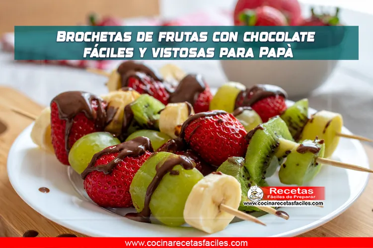 Brochetas de frutas frescas bañadas en chocolate sobre mesa de madera