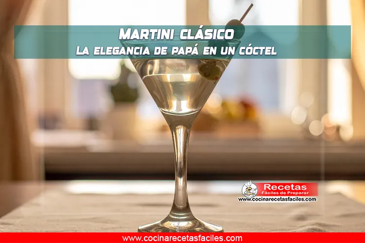 Copa de Martini clásico decorada con aceituna sobre mesa de madera