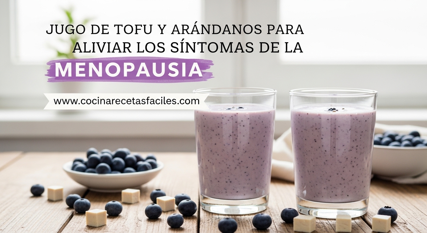 Jugo cremoso de tofu y arándanos en vasos altos sobre mesa de madera, rico en isoflavonas para aliviar síntomas de menopausia