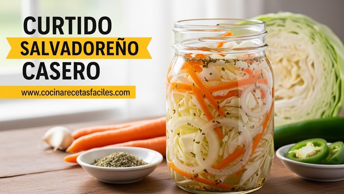 Curtido salvadoreño casero en frasco de vidrio sobre mesa de madera con ingredientes frescos como repollo, zanahorias y especias