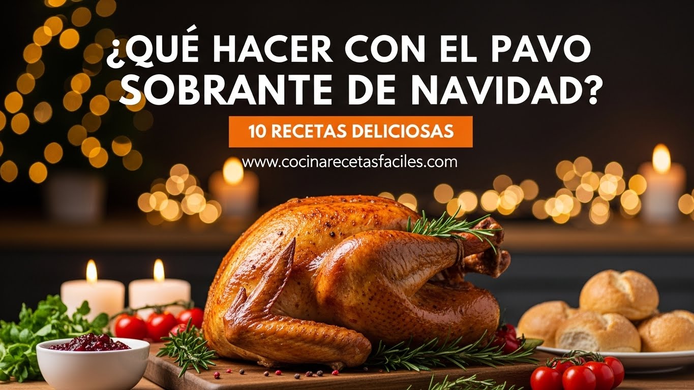 Pavo navideño dorado en tabla de madera con guarniciones festivas y luces navideñas de fondo